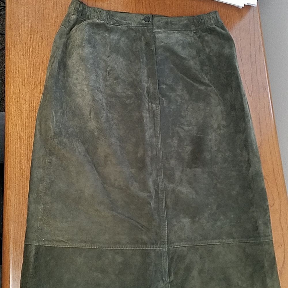 Drapers & Damons dark olive green size 8 100% leather (feels like suade)skirt.